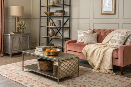 Cómo combinar muebles metálicos con textiles para un ambiente acogedor