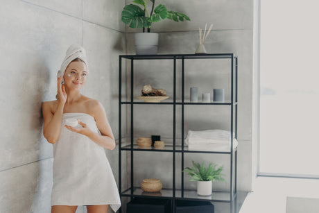 Ideas de almacenamiento en baños con estanterías metálicas