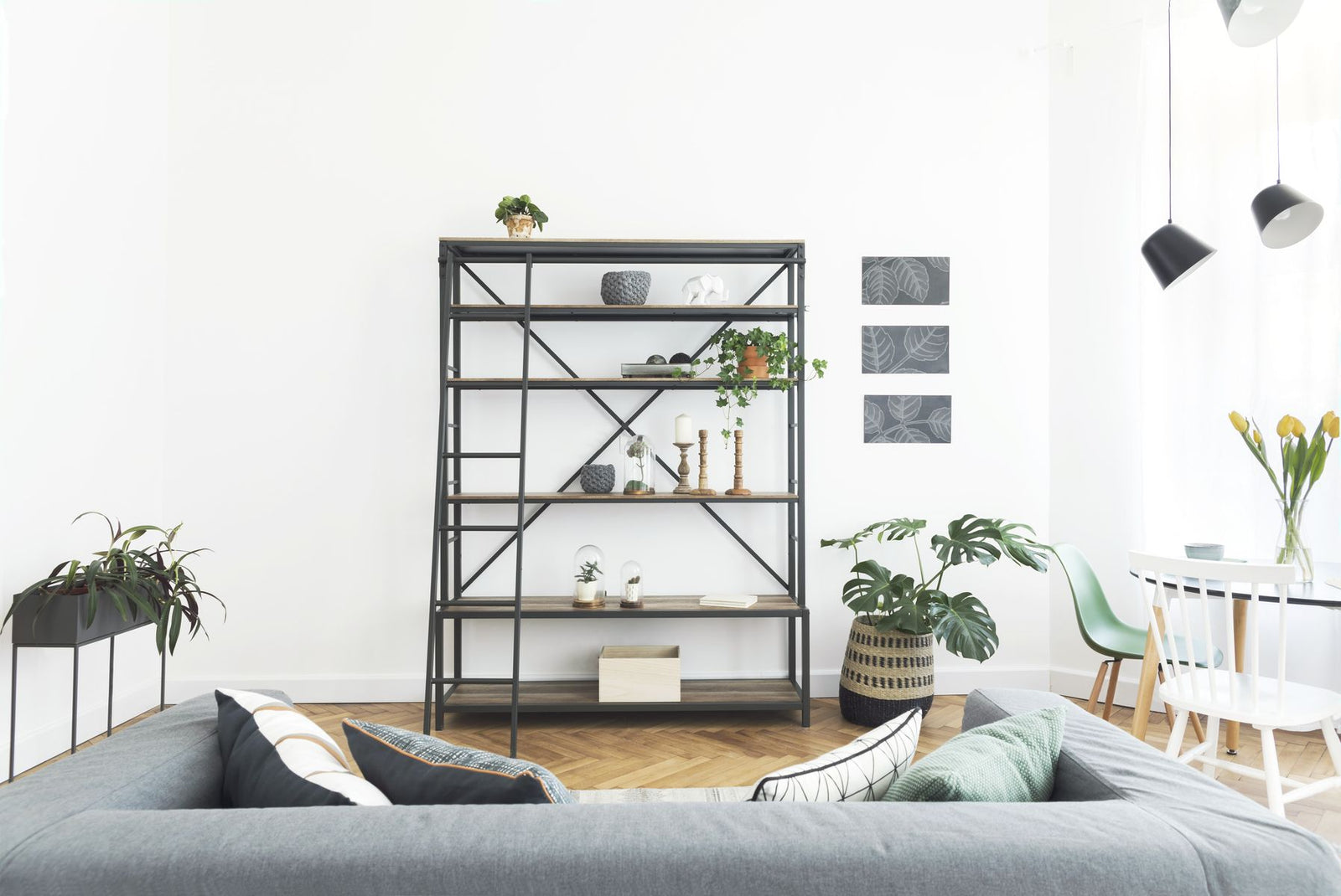 Ideas para decorar con estanterías metálicas en salones modernos