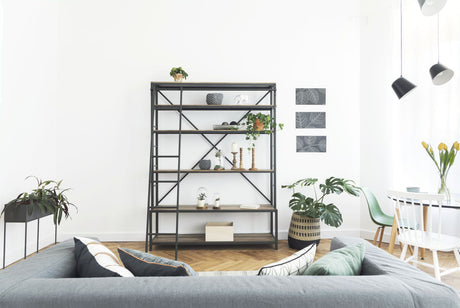 Ideas para decorar con estanterías metálicas en salones modernos