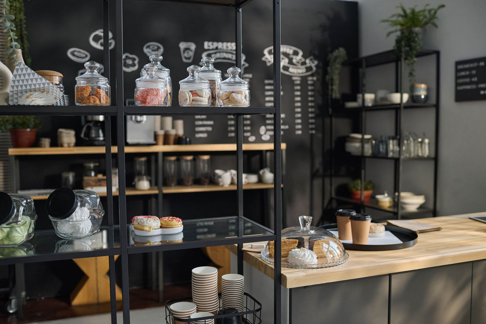 Ideas para la cocina: estantes metálicos para optimizar espacio