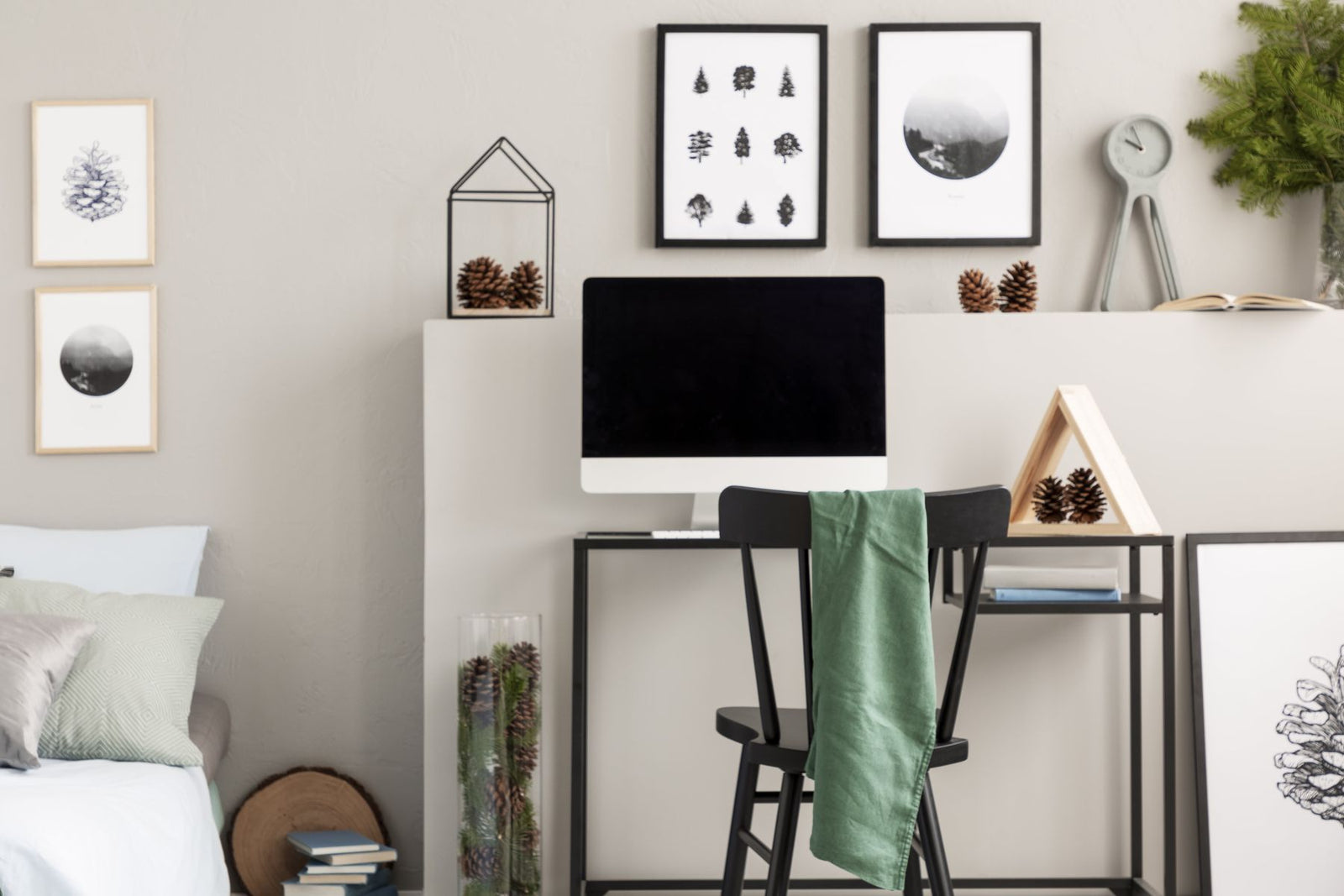 Inspiración de oficinas en casa con escritorios metálicos
