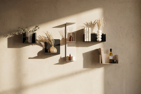 Estanterías metálicas de diseño negras y blancas en pared beige