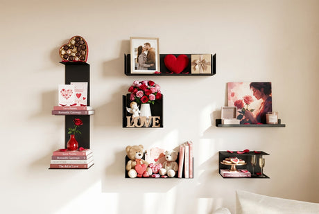 Conjunto de estanterías metálicas minimalistas y de diseño decoradas con recuerdos y regalos de San Valentín